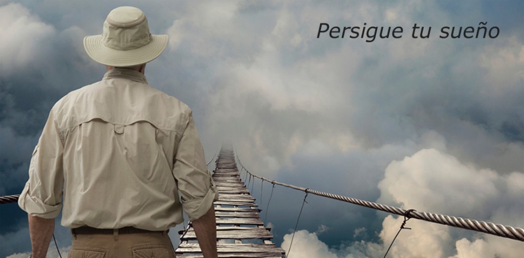 Un explorador cruza un puente colgante, el coaching para autónomos y profesionales emprendedores modifica retos en aventuras.