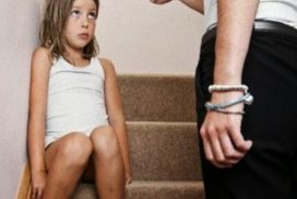 Un padre criticando a su hija que está sentada en la escalera con cara compungida. La figura del padre crítico corrosivo.