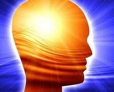 Sobre un fondo azul, y de perfil, el busto de una persona de color naranja atravesada de ondas que simbolizan sentimientos 