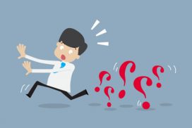 Un hombre huyendo de unos interrogantes, un proceso de coaching y pnl resuelve dudas y facilita el autoconocimiento. 