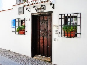 Puerta y ventana que destacan en una pared. Metáfora sobre definir los elementos sensoriales que nos informarán de haber conseguido un objetivo. 
