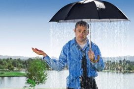 Un hombre con cara pesimista bajo un paraguas en un día de lluvia, la fantasía mal dirigida confirma malos augurios