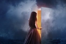 Una joven cruza una puerta fantasmagórica, la formulación de objetivos es el paso de la imaginación a la realidad. 