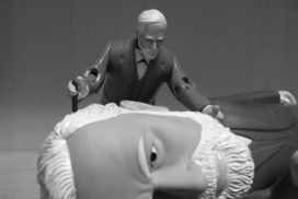 Un hombre maduro, esculpiendo una estatua idéntica a él mismo. 