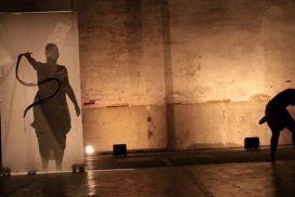 Tras una sábana trasluce una sombra, las fantasías dirigidas en terapia gestalt concretan realidades inconscientes. 