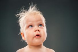 Un bebé mira con curiosidad por encima de él, el aquí y ahora nos permite experimentar la frescura del momento