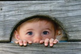 Mirada atenta y curiosa de un niño, la curiosidad nos permite habitar en el continuum de conciencia. 