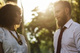 Un hombre y una mujer, frente a frente, parecen estar dialogando