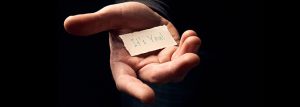 Una mano enseña una tarjeta en la que está escrita la frase "It's you", la aceptación y responsabilidad siempre es nuestra