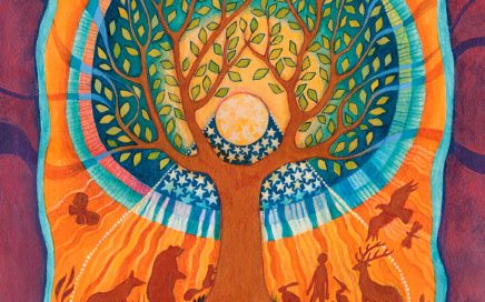 Dibujo naif de un árbol, en el centro de su copa hay una especie de luna llena, alrededor del árbol diferentes seres vivos 