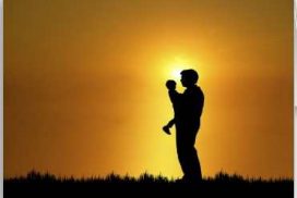 Fotografía de un hombre llevando en brazos a un niño, presumiblemente su hijo. 