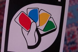 Dibujo de una mano que contiene 4 cartas de distintos colores, como la PNL se puede aplicar a diferentes contextos. 