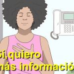 Una dona amb les mans al pit en un gest de concentració 
