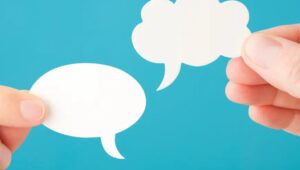 Dos bocadillos de cómic parecen dialogar entre sí, como psicoterapia y coaching  concilian vida profesional y personal 