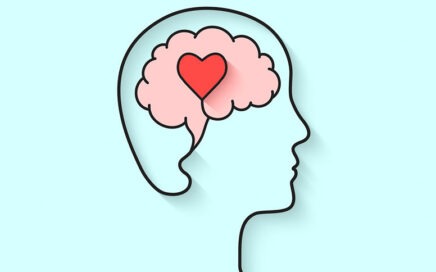 Busto humano con un corazón en el cerebro, es posible regular la intensidad de las emociones con el etiquetado afectivo