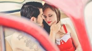 Una pareja en un coche en actitud amorosa y ella completamente entregada según dictan los mitos del amor romántico