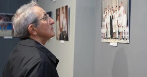 Un hombre observa un cuadro de hombres. Metáfora del observador en las masculinidades críticas