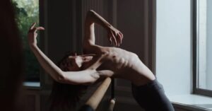 Figura de un bailarín, la danza puede ser entendida como una práctica de grounding psicológico. 