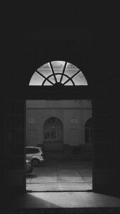 Desde un lugar oscuro se ve una puerta a la luz. Cualquier aprendizaje requiere salir de la zona de confort