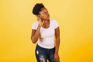 Un mujer con gesto querer escuchar, la comunicación empática requiere interesarse en las necesidades del interlocutor. 