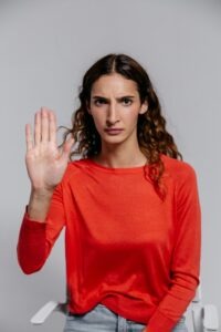 Mujer joven con gesto de pausa antes de hablar. 