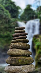 Piedras apiladas en equilibrio y orden 