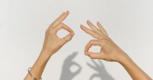 Sombras chinescas que reflejan de un modo impreciso las manos que la proyectan. El espíritu de la comunicación no violenta pretende que el reflejo de la comunicación sea exactamente el de las necesidades de las personas. 
