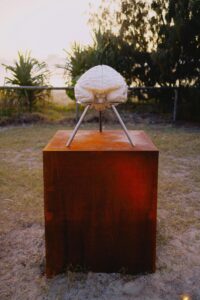 Un cerebro como protagonista en una escultura, metáfora de la neurociencia cognitiva aplicada 