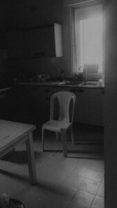 Una silla vacía en una cocina parece esperar alguien que la ocupe