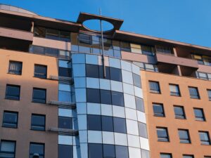 Parts d'un edifici ornamentades de manera diferent com a metàfora de reescriure la pròpia història, una forma d'intervenció inspirada en la neurociència aplicada a la psicoteràpia i el coaching. 