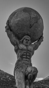 Una imagen del titán Atlas como arquetipo del guion de vida de esfuerzo. 