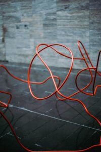Una escultura metálica que repite patrones como en un guion de vida. 
