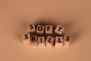 Fotografía de unos dados que, ordenados, componen las palabras "soft skilss"