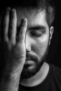 Un hombre muestra un gesto de abatimiento, no ha aprendido cómo   alinear pensamientos emociones y acciones