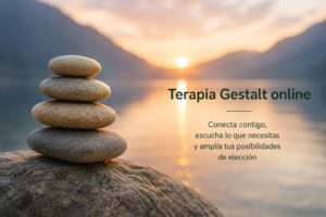 Un hito de piedra parece atestiguar con su presencia un atardecer.